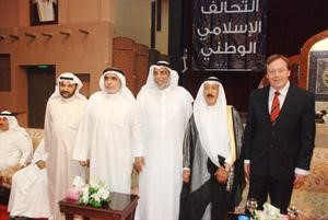 عدنان عبدالصمد وناجي العبدالهادي وجواد بوخمسين والسفير البريطاني فرانك بيكر خلال الغبقة