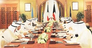 صاحب السمو الامير الشيخ صباح الاحمد مترئسا اجتماع اللجنة