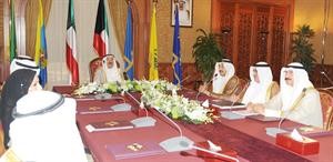 صاحب السمو الامير وجاسم الخرافي ومصطفى الشمالي والشيخ سالم العبدالعزيز خلال الاجتماع
