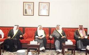 صاحب السمو الامير الشيخ صباح الاحمد وسمو ولي العهد الشيخ نواف الاحمد خلال زيارتهما ديوانية الشيخ يوسف بن عيسى القناعي