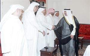 الشيخ خالد العبدالله مصافحا الحضور في ديوان القناعي