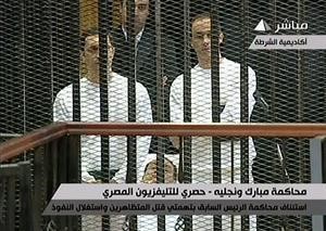 ونجلاه علاء وجمال يقفان بالقرب منه في القفص	افپ﻿