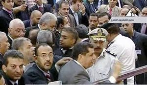 المحامون يتدافعون للجلوس في الصف الاول امس افپ