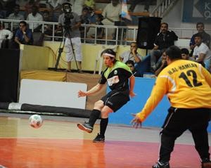 نجم اتوم البرازيلي كابروفا يمرر الكرة
