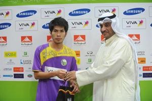 محمد العنجري يمنح ماسكيدا جائزة افضل لاعب
