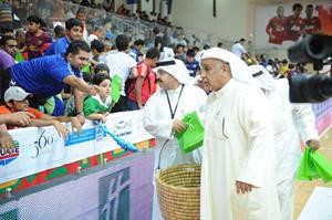 توزيع القرقيعان على الجماهير
