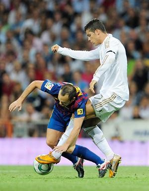 نجم ريال مدريد كريستيانو رونالدو يتخطى اندريس انييستا
