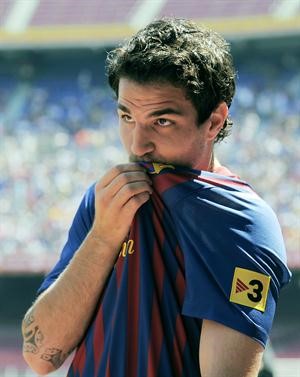 نجم برشلونة الجديد سيسك فابريغاس يقبل شعار كاتالونيا افپ
