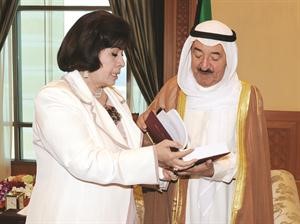 صاحب السمو الامير الشيخ صباح الاحمد يطلع على احد كتابي دميمونة الصباح﻿