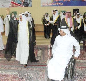 صاحب السمو الامير الشيخ صباح الاحمد يحيي مستقبليه في نادي المعاقين
