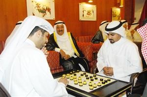 صاحب السمو متابعا مباراة في الدامة في ديوانية الرعيل الاول
