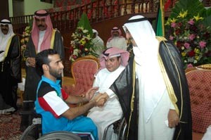 صاحب السمو الامير الشيخ صباح الاحمد مصافحا احد المعاقين