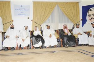 صاحب السمو الامير الشيخ صباح الاحمد وسمو ولي العهد الشيخ نواف الاحمد يتوسطان دناصر الصانع ودجمعان الحربش ودبدر الناشي خلال غبقة الحركة الدستورية