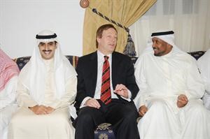 الشيخ ثامر الجابر ودبدر الناشي يتوسطهما السفير الفرنسي فرانك بيكر