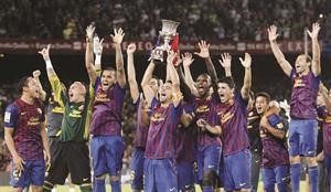 قائد برشلونة تشافي يرفع كاس السوبر 	افپ﻿