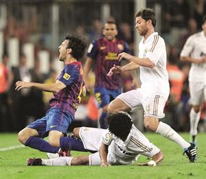 مدافع ريال مدريد مارسيلو لحظة تدخله العنيف على لاعب وسط برشلونة سيسك فابريغاس 	افپ﻿