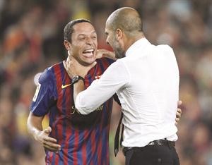مدرب برشلونة جوسيب غوارديولا يداعب ادريانو اثناء الاحتفال بالتتويج 	رويترز﻿
