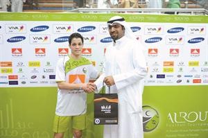 البرازيلي رافائيل يتسلم جائزة افضل لاعب
