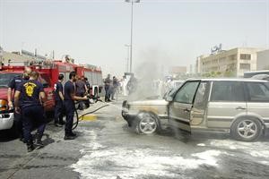 رجال اطفاء مركز الشويخ خلال تعاملهم مع الحريق