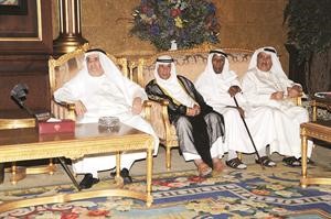 لقطة جماعية لكبار الشخصيات التي حضرت لاستقبال الغانم ويبدو ناصر الساير