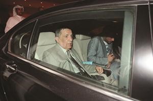 ابو مرزوق مغادرا قاعة التشريفات