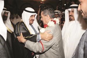بالورود استقبل سمو الشيخ ناصر المحمد علي الغانم رئيس غرفة التجارة لدى عودته 