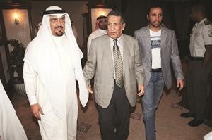 لقطة تجمع علي الغانم وفؤاد الغانم