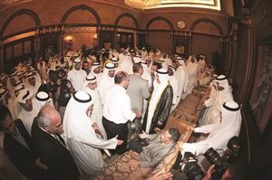 عشرات الحضور في انتظار التهنئة 