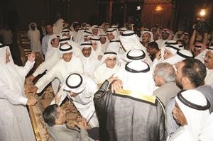 في انتظار الدور للتهنئة