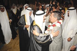 جاسم الخرافي وسمو الشيخ ناصر المحمد يهنئان رئيس الغرفة علي الغانم بسلامة الوصول هاني الشمري