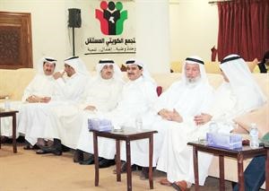 الوزير السابق احمد باقر متحدثا الى د بدر مال الله