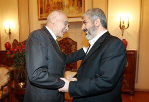 وزير الخارجية المصري محمد كامل مرحبا برئيس المكتب السياسي لحركة حماس خالد مشعل اپ