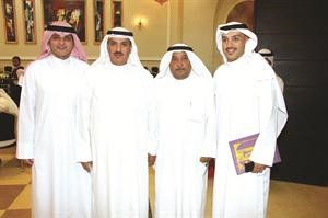 النائب حسين الحريتي يتوسط المشاركين