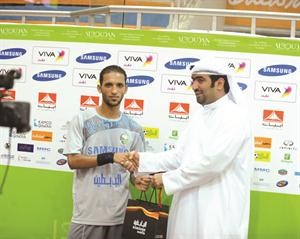 خالد الروضان يسلم اللاعب المصري ابراهيم محمد جائزة افضل لاعب