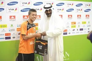 البرازيلي دوغلاس يتسلم جائزة افضل لاعب

