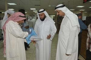 الدوسري يستمع الى احد المراجعين﻿