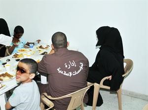 احد السجناء خلال الافطار الجماعي مع افراد عائلته﻿
