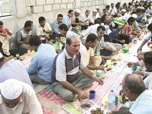 الصائمون يتناولون الافطار