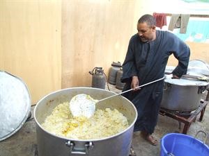 جانب من عملية الطبخ
