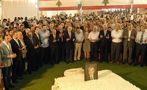 حشد من تيار المستقبل يقرا الفاتحة على روح الشهيد رفيق الحريري وسط بيروت امس محمود الطويل