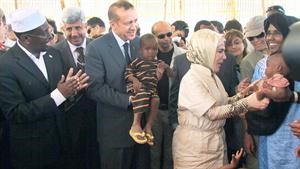 اردوغان وعيقلته يتفقدان احد المخيمات في الصومال افپ