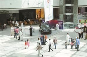 جناح البنك وتبدو الجائزة الاولى سيارة الانفينيتي
