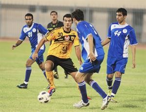 نجم القادسية السوري محمد السومة ينطلق بالكرة وسط حصار من لاعبي التضامن 	هاني الشمري﻿