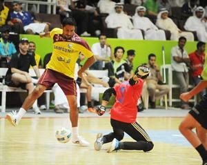 البرازيلي لوسيو يراوغ حارس القادسية﻿