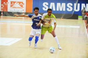 سالم امان يزاحم لاعب فريق الاحمد على الكرة﻿
