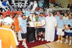الشيخ جابر المبارك يسلم درعا تذكارية الى الوزير القطري عبدالله المعضادي بحضور وزير خارجية البحرين الشيخ خالد ال خليفة﻿