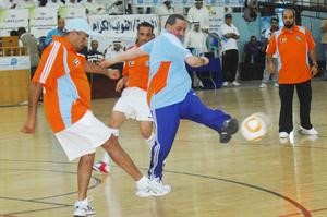 الشيخ فيصل المالك يسدد الكرة وسط مراقبة من الغانم والعنجري﻿