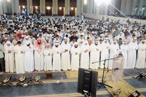 الاف المصلين يصطفون لاداء التهجد بالمسجد الكبير 	سعود سالم﻿