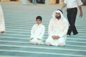 مصلون من كل الاعمار﻿