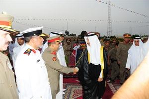 النائب الاول مصافحا مستقبليه من الضباط
